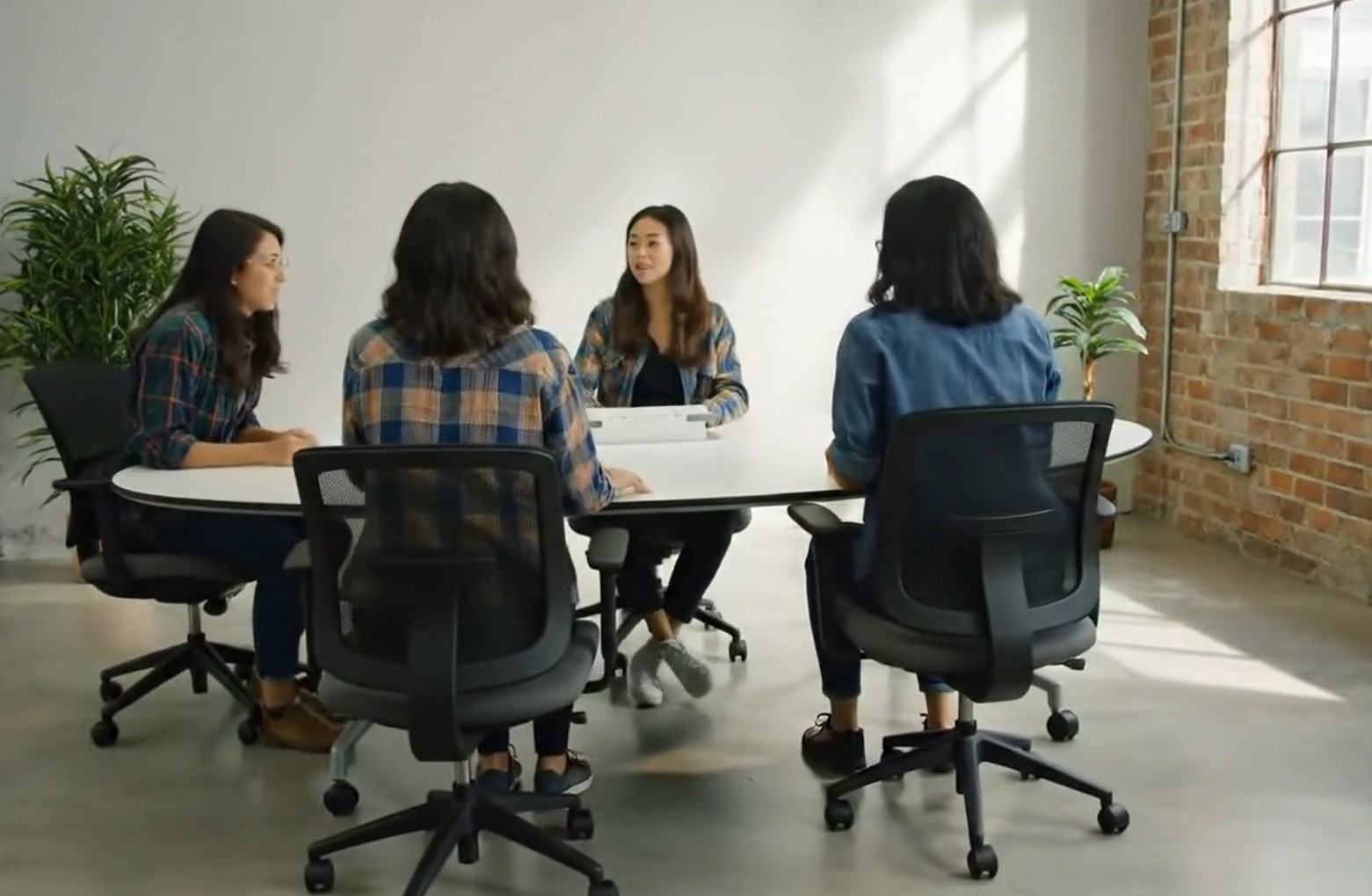 Flexible training room with movable tables and laptops
