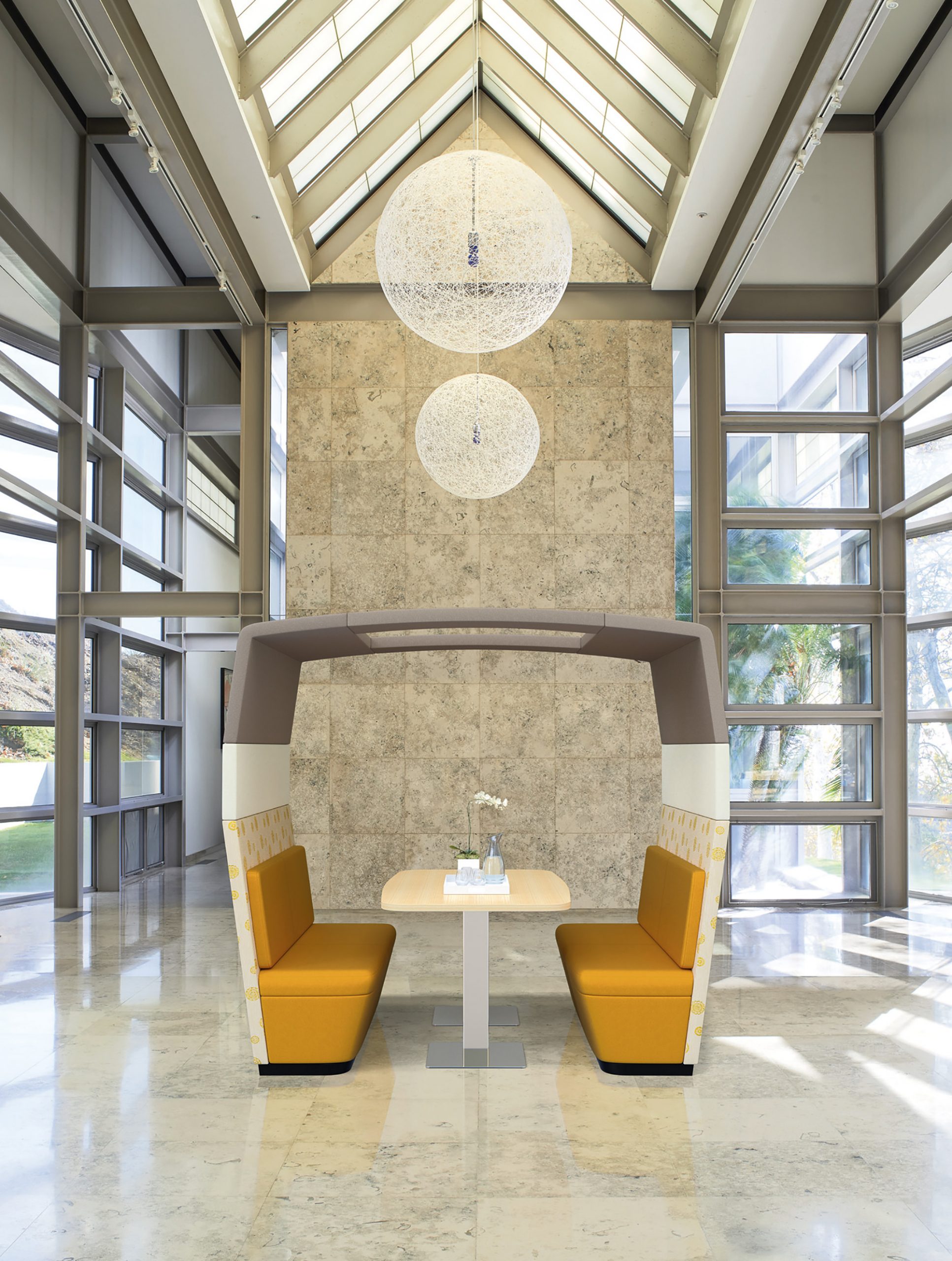 Flexible project room with mobile furniture