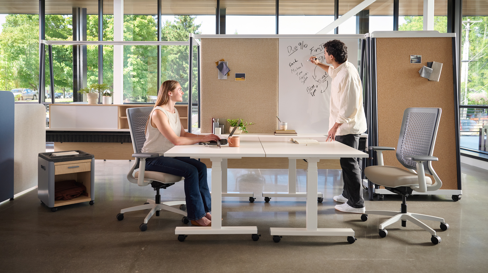 Flexible corporate training room with mobile tables and chairs