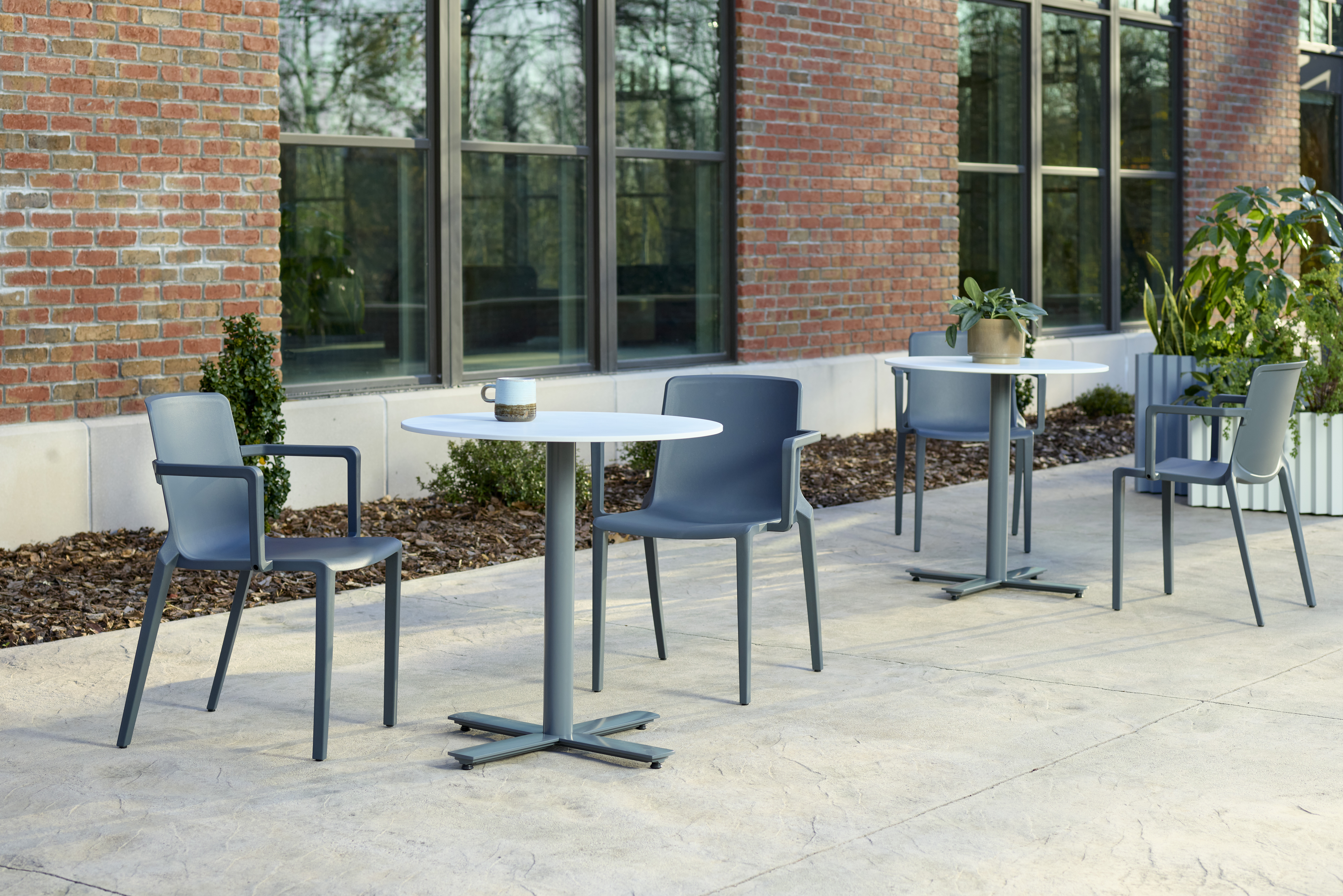 Flexible outdoor café seating example