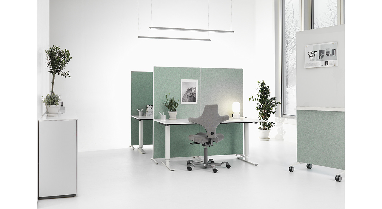 Acoustic workstation screen in an open office
